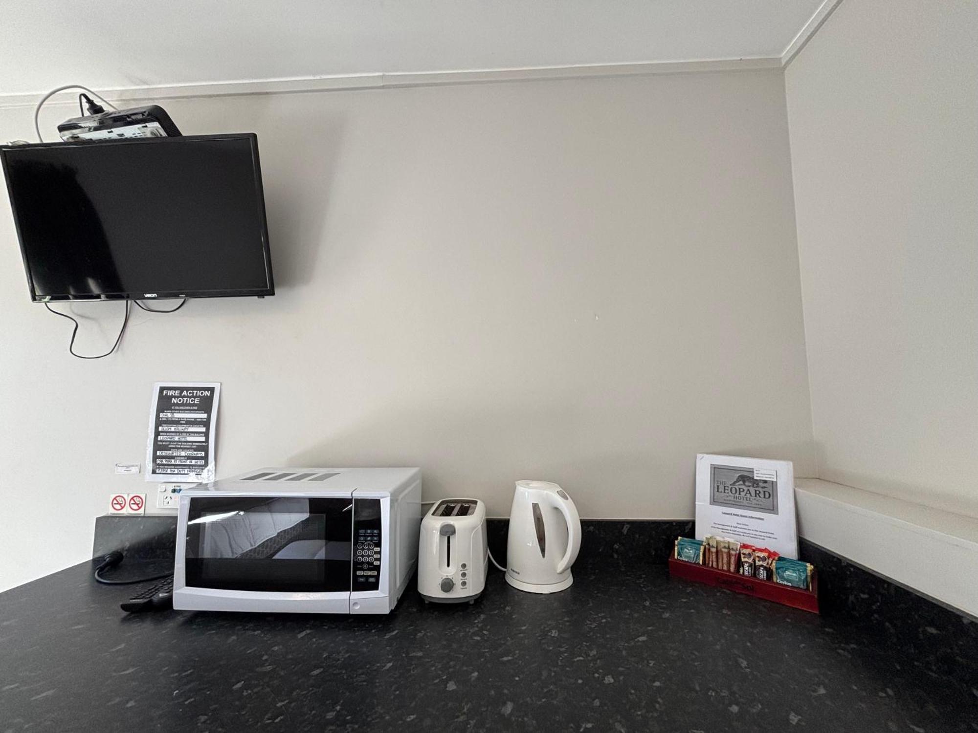 Leopard Hotel Waipukurau Extérieur photo