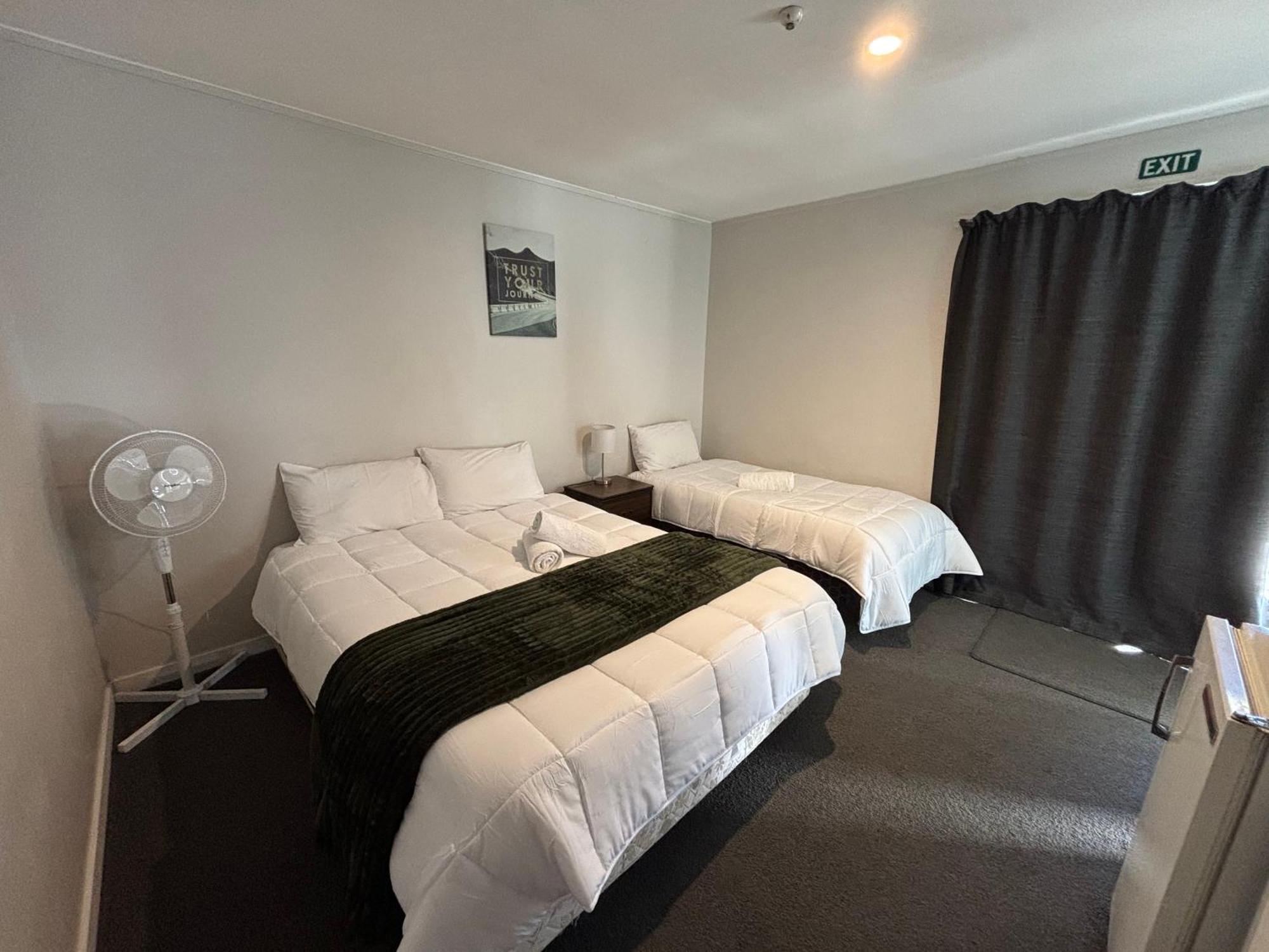 Leopard Hotel Waipukurau Extérieur photo